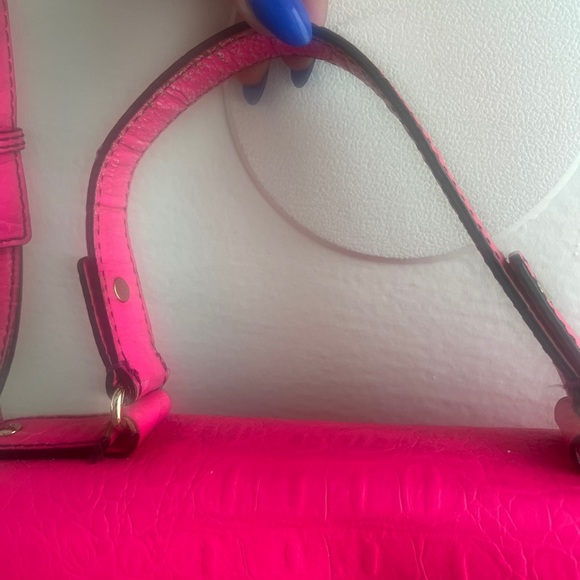 Off the shoulder hot pink Kate Spade bag with gold accents - Picture 4 of 10